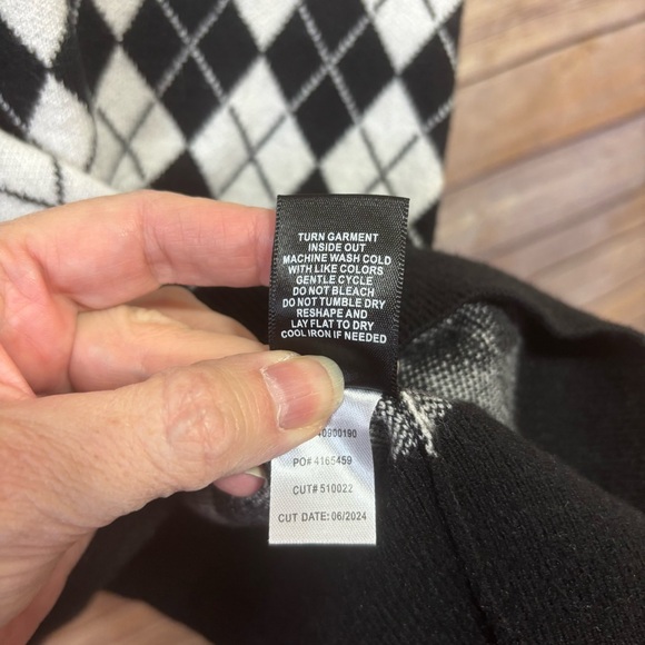 Torrid Black White Argyle Patterned Sweater Vneck Size 4X - Picture 6 of 7